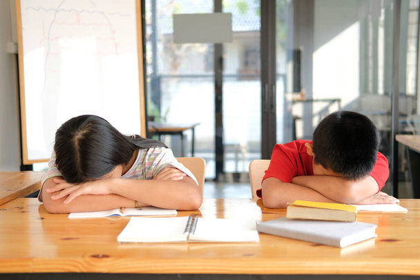 Müde erschöpft asiatisch mädchen junge student schlafen nach studium schwer prüfung im library - Foto, Bild