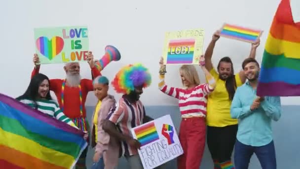 Щасливі багаторасові люди святкують на фестивалі гомосексуальної гордості Група друзів з різним віком та расою танцюють разом і борються за гендерну рівність
 - Кадри, відео
