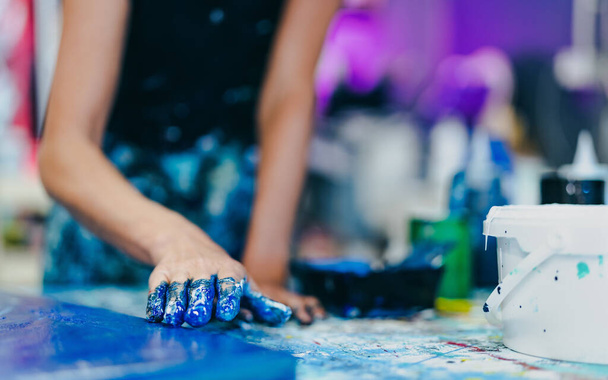 Mujer artista pintura con las manos sobre lienzo en taller de estudio - Trabajo de pintor y concepto de arte creativo - Foto, imagen