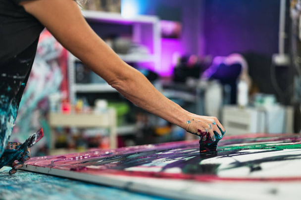 Atölye atölyesinde fırçayla resim yapan kadın ressam - Boya işi ve yaratıcı sanatlar konsepti - Fotoğraf, Görsel