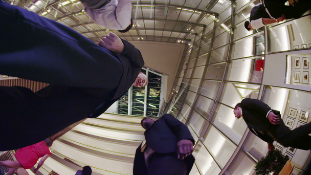 Бизнесмены встречаются и пожимают руки в вестибюле современного корпоративного офисного здания
 - Кадры, видео