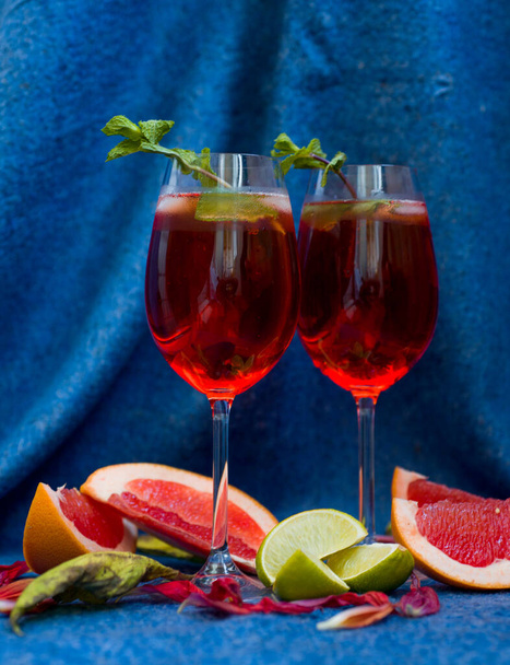 aperol cocktail, veel fruit, veel champagne, heerlijke smaak en prachtig uitzicht - Foto, afbeelding