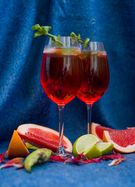 Aperol-Cocktail, viel Obst, viel Champagner, guter Geschmack und schöne Aussicht - Foto, Bild