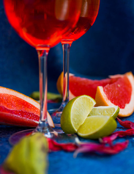 коктейль aperol, много фруктов, много шампанского, отличный вкус и прекрасный вид - Фото, изображение