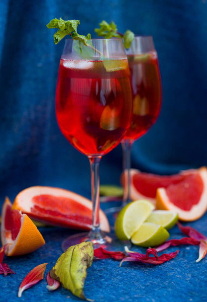 коктейль aperol, много фруктов, много шампанского, отличный вкус и прекрасный вид - Фото, изображение