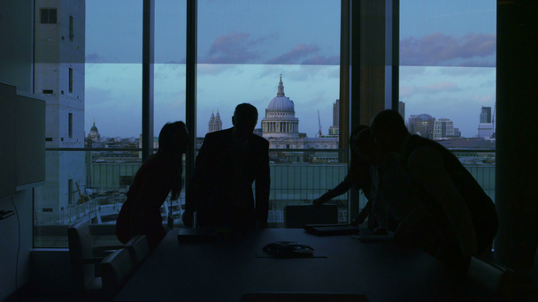 ομάδα συμβαλλόμενων σε σιλουέτα καθίσουν για μια συνάντηση σε ένα γραφείο της πόλης του Λονδίνου - Πλάνα, βίντεο