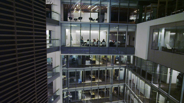 Equipo de negocios diverso en la reunión de la sala de juntas nocturna en la oficina contemporánea
 - Metraje, vídeo