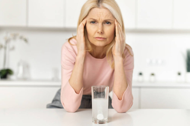Middle-aged woman has headache - Foto, imagen