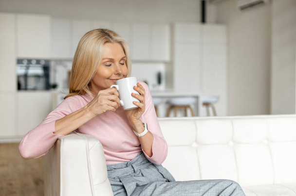 Middle-aged woman rests with a coffee - Foto, Imagem