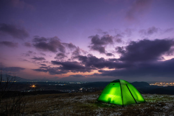 Палатка на фоне восхода солнца зимой в Карпатах - Фото, изображение