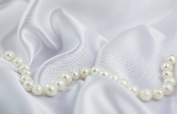 Elegante sfondo bianco e perla naturale - Foto, immagini