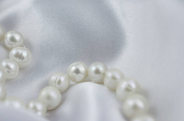Elegantní bílé pozadí a přírodní perla - Fotografie, Obrázek
