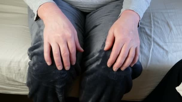 Handen van de arts die de handen van de patiënt vasthouden als uitdrukking van zorg en ondersteuning, close-up - Video