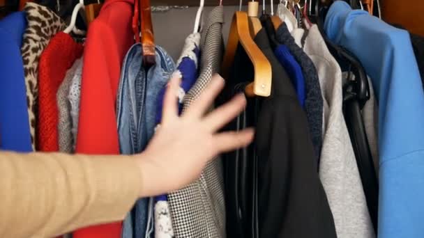 Ropa de mujer moderna, armario grande con ropa diferente, cosas del hogar, elección de la ropa en el armario - Metraje, vídeo