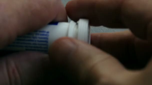 Mann zieht große weiße Pille aus Nahaufnahme, Ich-Perspektive - Filmmaterial, Video