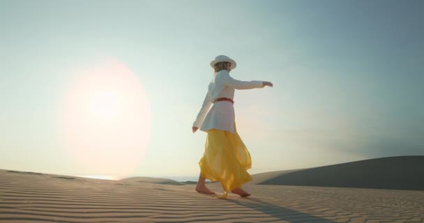 Mujer en el desierto 4K. La chica se divierte en la naturaleza. Modelo de cámara lenta en vestido - Metraje, vídeo