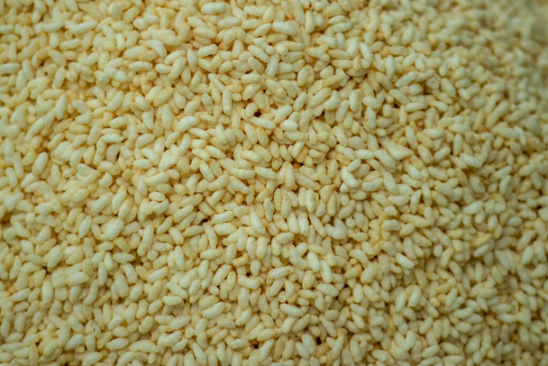 Turvonnut valkoinen riisi katukaupassa, joka tunnetaan myös nimellä Muri, Porri. Muri on kuuluisa Aasian niemimaan ruoasta - Valokuva, kuva