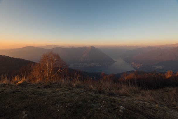 Scenic näkymä kauneus vuorille auringonnousun aikaan  - Valokuva, kuva