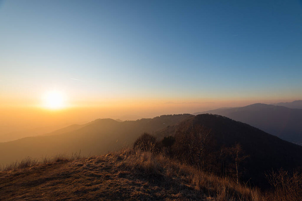 日の出時の美しさの山の風景  - 写真・画像