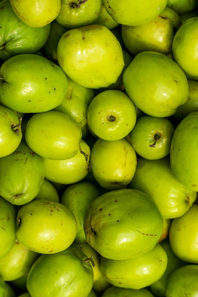 Büyük ekşi ya da yeşil jujube, elmalı kul ya da Kul Boroi ya da bir köy pazarına yakın çekim yapan erikler. - Fotoğraf, Görsel