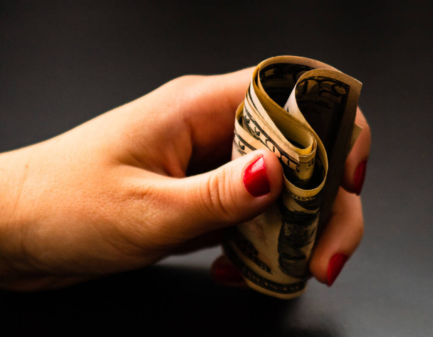 Женщина считает деньги, считает доллары крупным планом - Фото, изображение