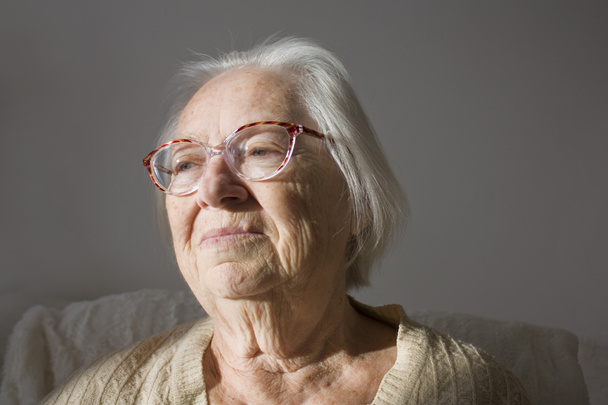 πορτρέτο της όμορφης ηλικιωμένης γυναίκας - Φωτογραφία, εικόνα