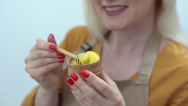 Das Mädchen gießt Honig zu Soße in 4K - Filmmaterial, Video