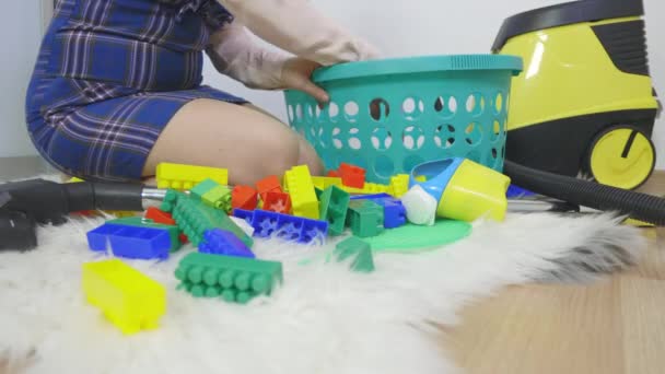 Vrouw die thuis werkt en speelgoed opruimt - Video