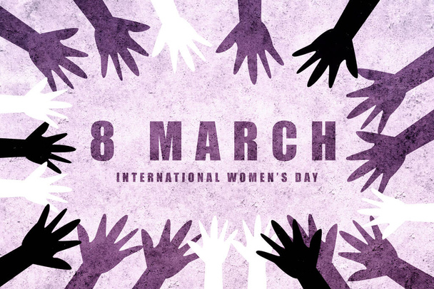 8 Mart. Uluslararası Kadınlar Günü 'nde eller birleşti. Kadın günü için feminist tasarım cinsiyet eşitliği sorusu metni. Feminizm arka planı veya duvar kağıdı. - Fotoğraf, Görsel