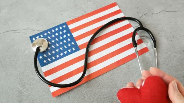 Bandiera nazionale americana e cuore. mese del cuore americano a febbraio - Filmati, video