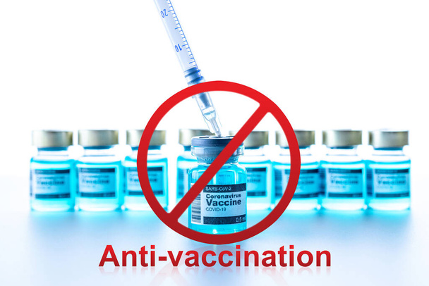 Αντιβάξερ. Εμβόλιο κατά του Covid που απομονώνεται σε λευκό. Κόκκινο απαγορευμένο σημάδι με ιατρική σύριγγα, βελόνα για τον ιό της γρίπης προστασίας. Φάρμακα έννοια εμβολιασμός υποδερμική ένεση θεραπεία - Φωτογραφία, εικόνα