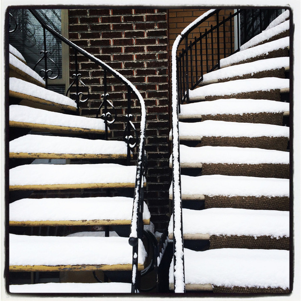 Лестницы, покрытые снегом
 - Фото, изображение