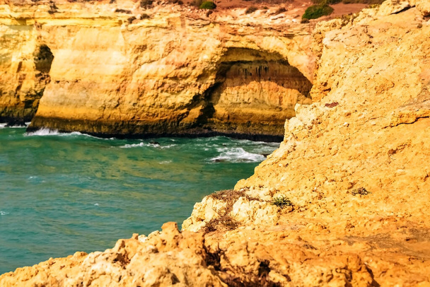 海のそばの岩。調和と生命のエネルギーと瞑想の概念です。ポルトガルのベンガイルビーチは - 写真・画像