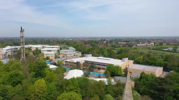 Légi felvétel az 1963-ban alapított nagy York-i Egyetemről Észak-Yorkshire-ben, az Egyesült Királyságban, az egyetemi oktató és kutató intézetben, modern egyetemi épületekkel - Felvétel, videó