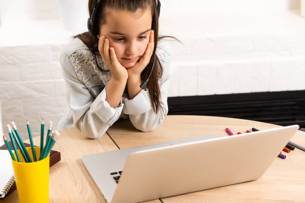 Diák kis iskolai lány házi feladat laptop számítógép ezüst - Fotó, kép
