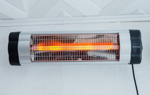 Infravörös fali fűtőberendezés hideg téli napokra - Fotó, kép