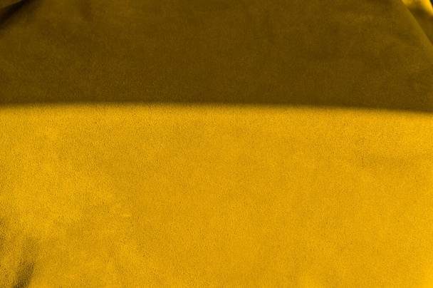 Sametová textura z hladké kůže. Žluté hmotné makro. Žlutá semišová textura. kůže - Fotografie, Obrázek