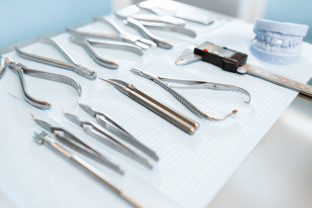 Οδοντιατρικά εργαλεία και τεχνητό μοντέλο γνάθου για ορθοδοντική θεραπεία - Φωτογραφία, εικόνα