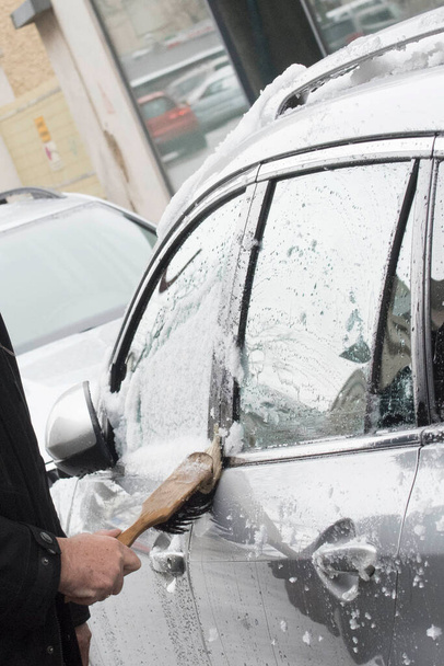 odstraňování sněhu z auta, čištění sněhu v zimní den - Fotografie, Obrázek