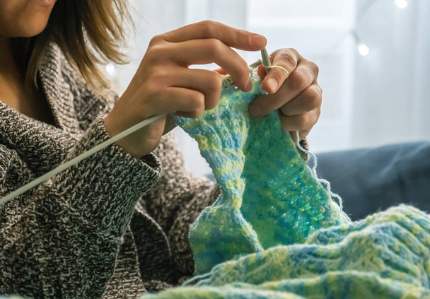 Zbliżenie na drutach żeńskie dłonie - Zdjęcie, obraz