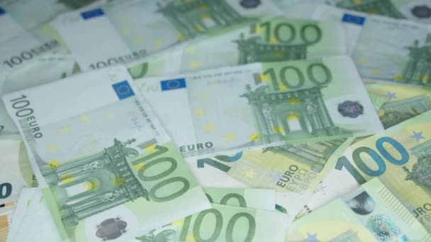 ユーロ紙幣に横たわっている暗号通貨コイン - 映像、動画