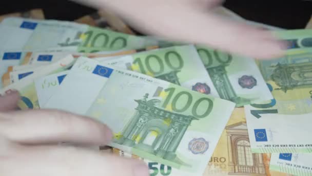 Kryptowährungsmünzen liegen auf den Euro-Banknoten - Filmmaterial, Video