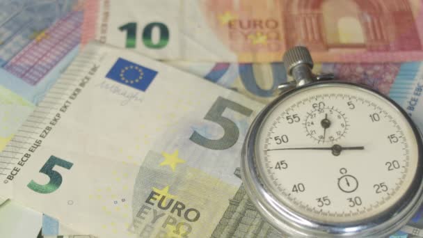 Cronómetro con billetes en euros en segundo plano - Imágenes, Vídeo