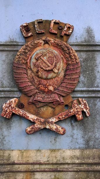 Герб СССР на старом паровозе. - Фото, изображение