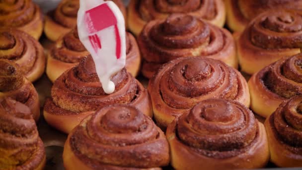 Domowej roboty smaczne bułki cynamonowe piekarnia - Materiał filmowy, wideo