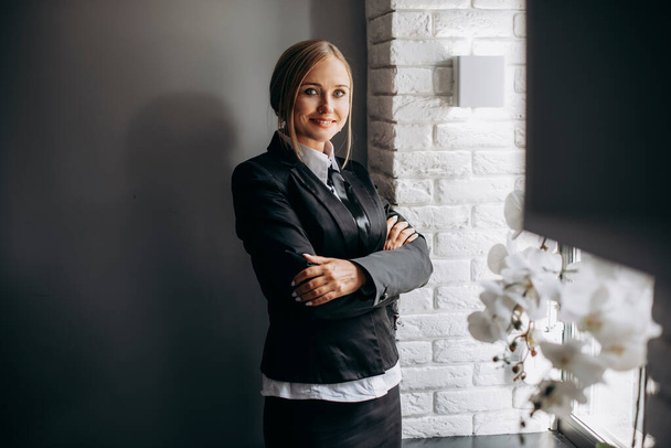 Портрет успішної бізнес-леді середнього віку, що стоїть в її офісі
. - Фото, зображення