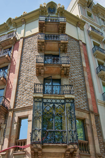 Spanyolországba. Barcelonában. Építészeti jellemzők. Ablak és erkélyek - Fotó, kép