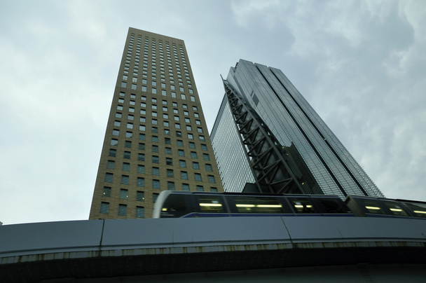 Zug unter Wolkenkratzern - Foto, Bild