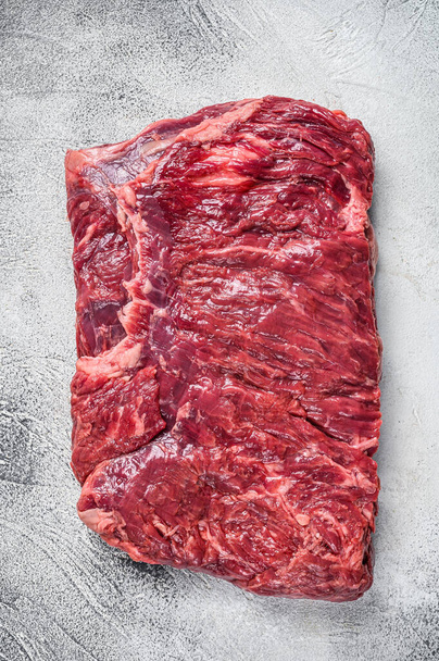 大理石の牛肉のブリスケット肉の生の作品。白地だ。トップ表示 - 写真・画像