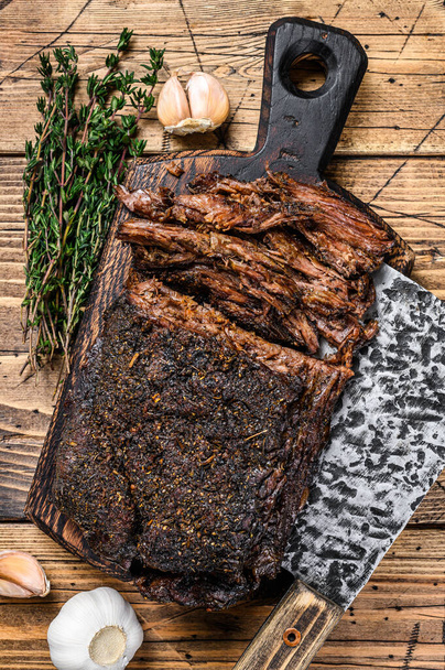 Carne de churrasco fumada caseira Brisket carne. fundo de madeira. Vista superior - Foto, Imagem